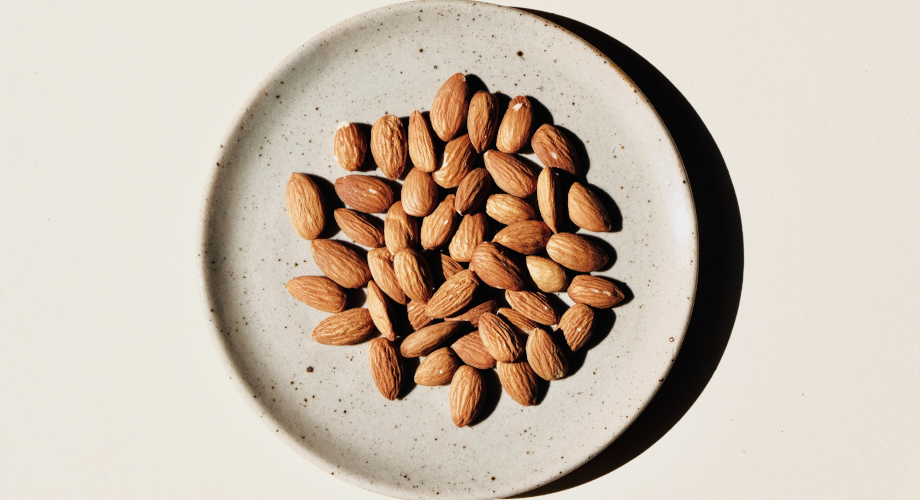 Vitamin E je antioksidans koji nedostaje osobama koje se bore s depresijom. Orašasti plodovi su bogati ovim snažnim antioksidansom i pomažu kod proljetnog umora. 