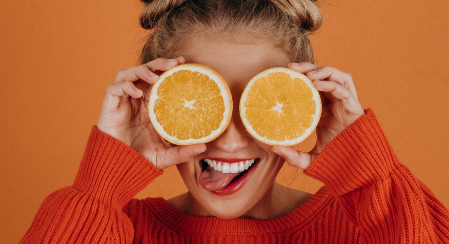 Vitamin C potiče staničnu aktivnost, ujednačuje put i smanjuje izraženost bora.