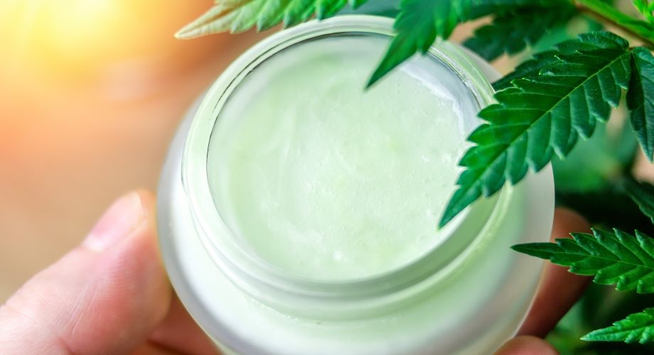 Ovisno radi li se o umjerenom ili teškom obliku psorijaze, za liječenje i ublažavanje simptoma psorijaze koriste se lijekovi za uklanjanje ljuskica i smirivanje upalnih stanja kože.