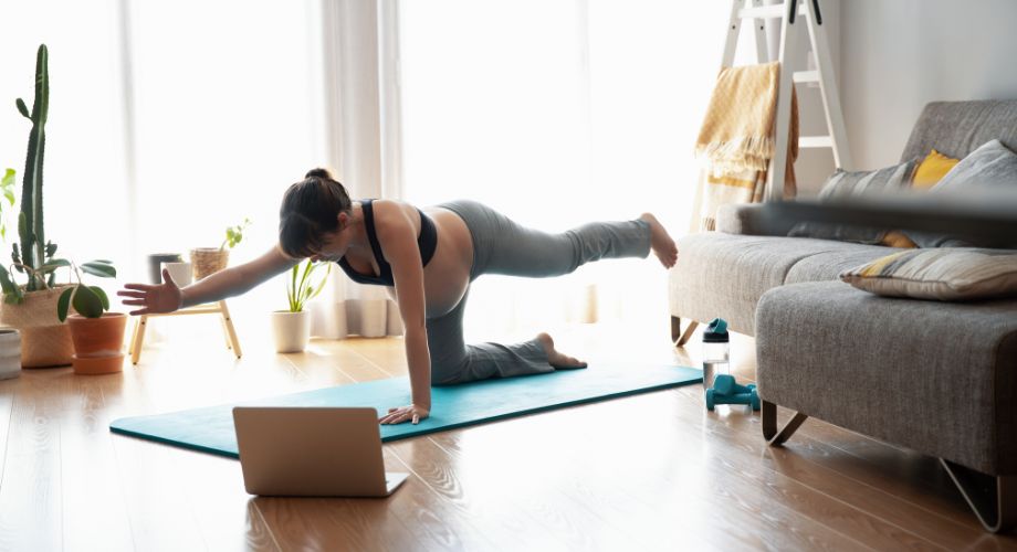 Plivanje, hodanje, pilates, ples ili jednostavne vježbe s vlastitom težinom su odlični načini kako ostati aktivna u trudnoći, imati lakši porod i ublažiti tegobe koje se javljaju. 